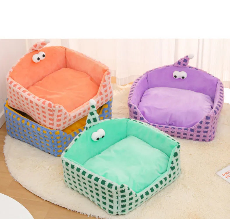Pet sleeping nest with removable triangular hat sponge pillow in green colour