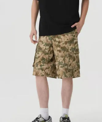 American retro style camouflage shorts in loose fit with cropped pants length
