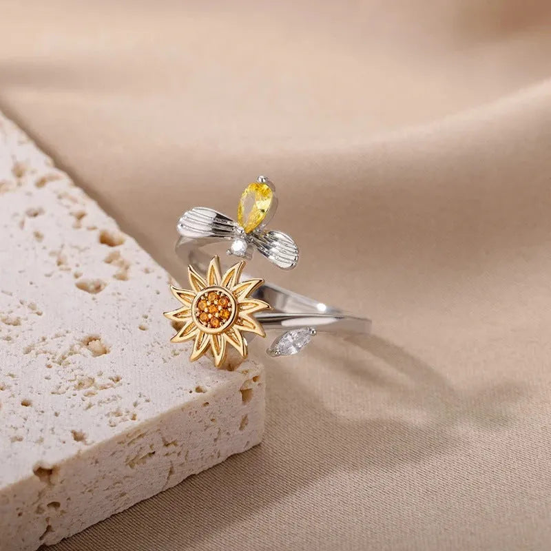 Adjustable rotatable decompression ring in gold finish with geometric design