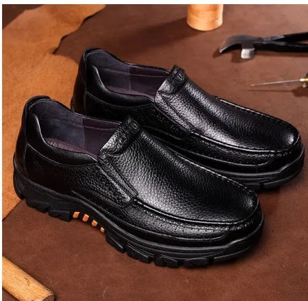 Business casual slip-on shoes in cowhide leather with rubber sole, available in black and brown