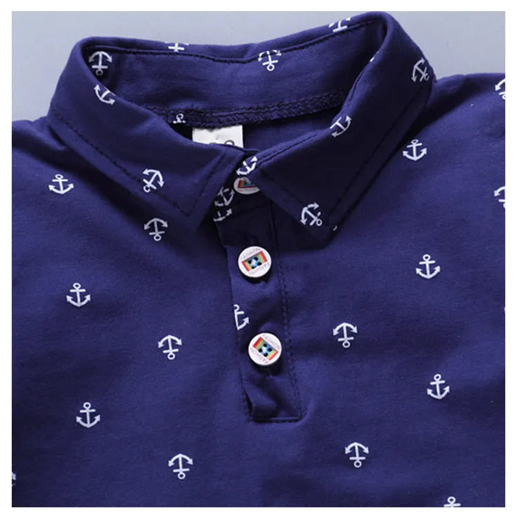 Anchor printed cotton trousers suit set for infants in blue, with short sleeves and pullover closure.