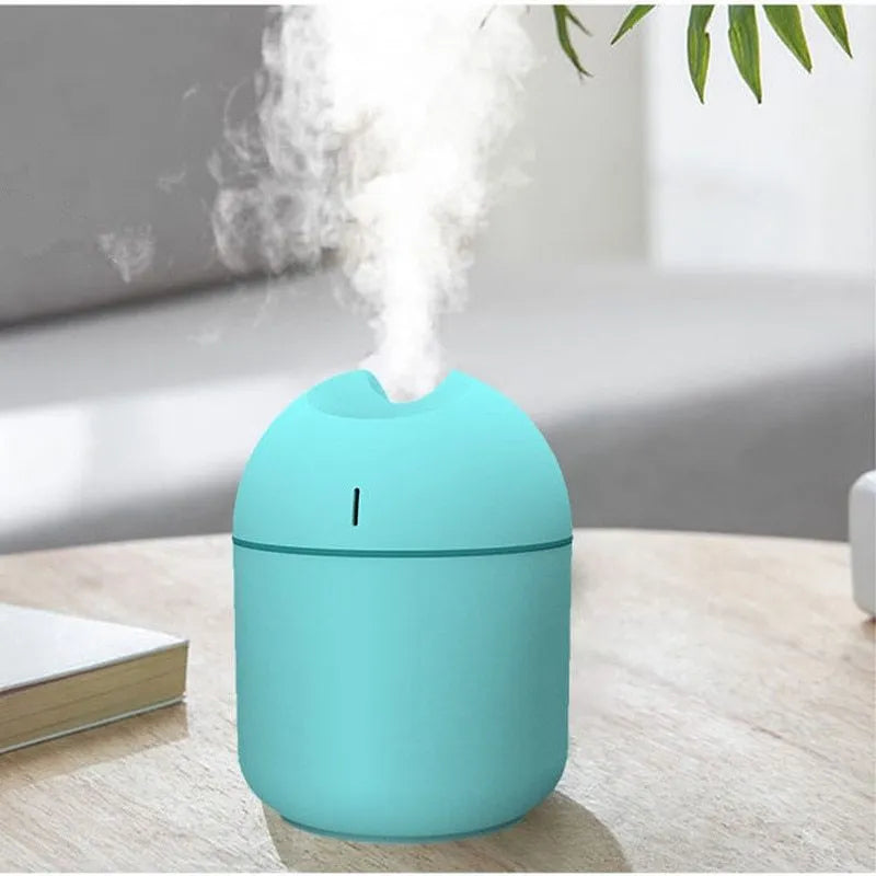 Aromatherapy humidifier in white with USB cable and 1-litre water tank