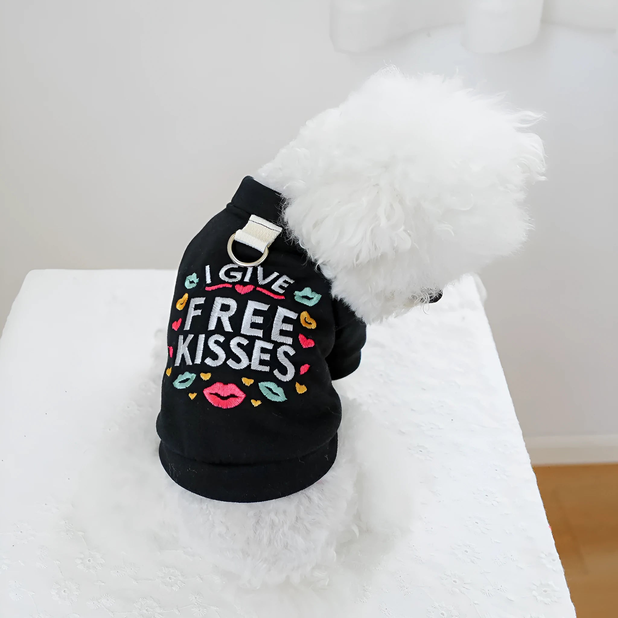 Casual knitted dog jumper in kiss sweater pattern on a model, showing sizing from XS to XL for small to large dogs.