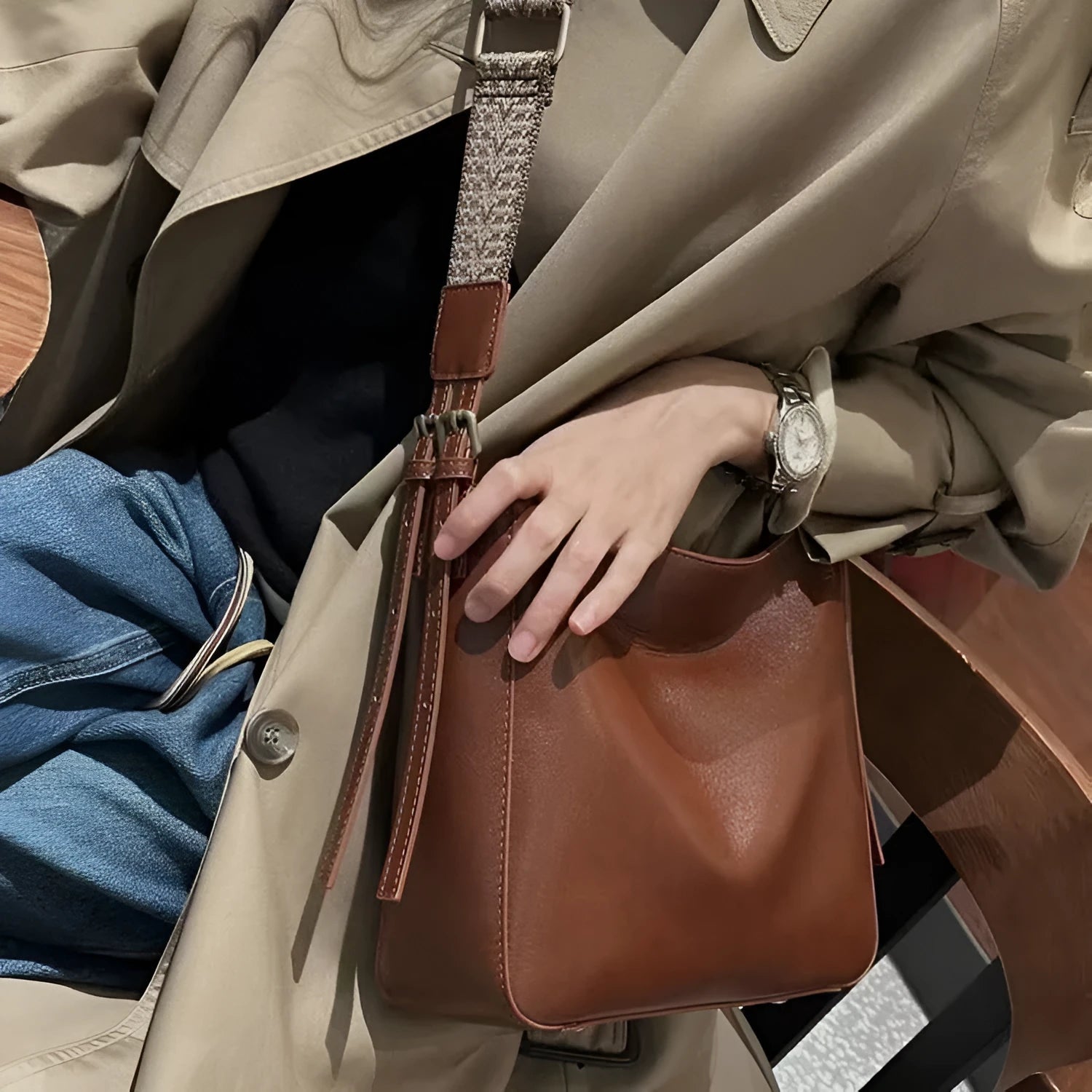 Genuine leather women's shoulder messenger bag in urban simplicity style with multiple internal compartments