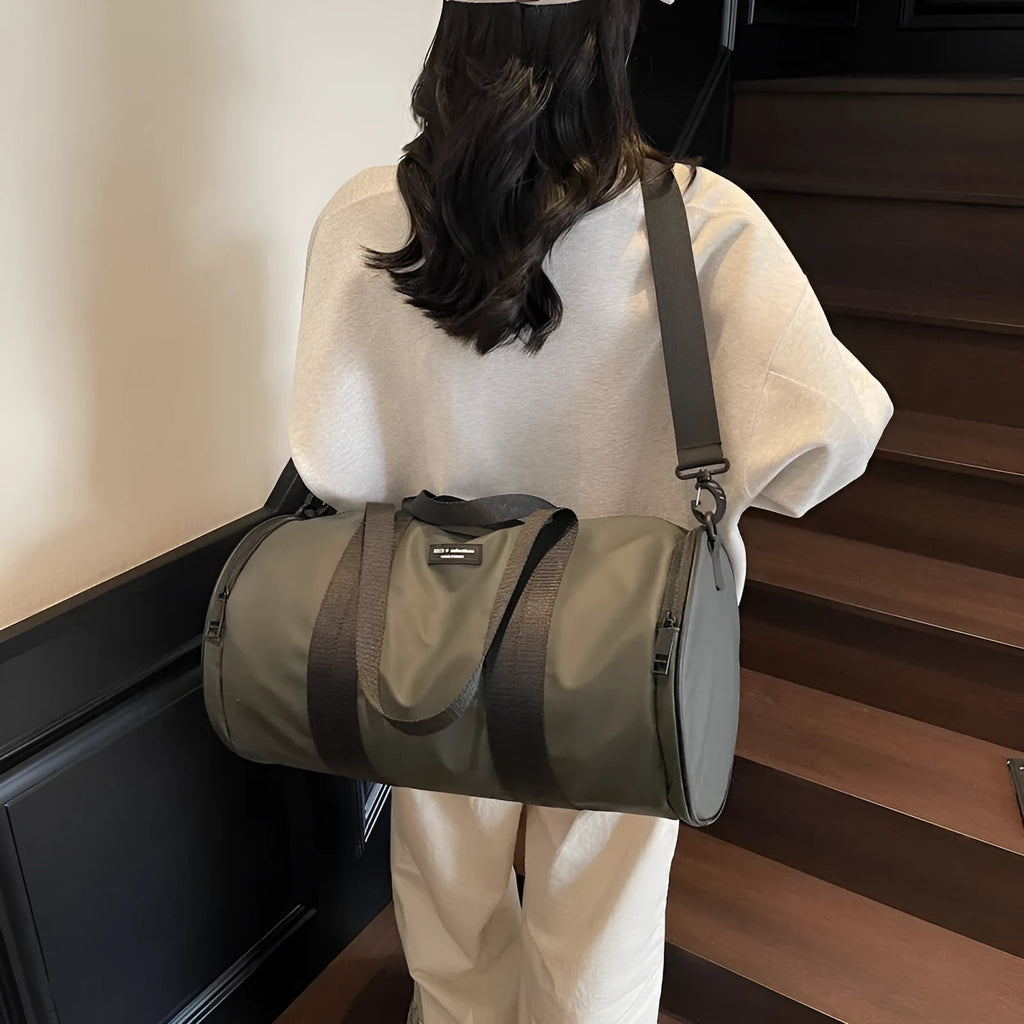 Black waterproof Oxford cloth sports handbag for men and women, suitable for leisure travel.