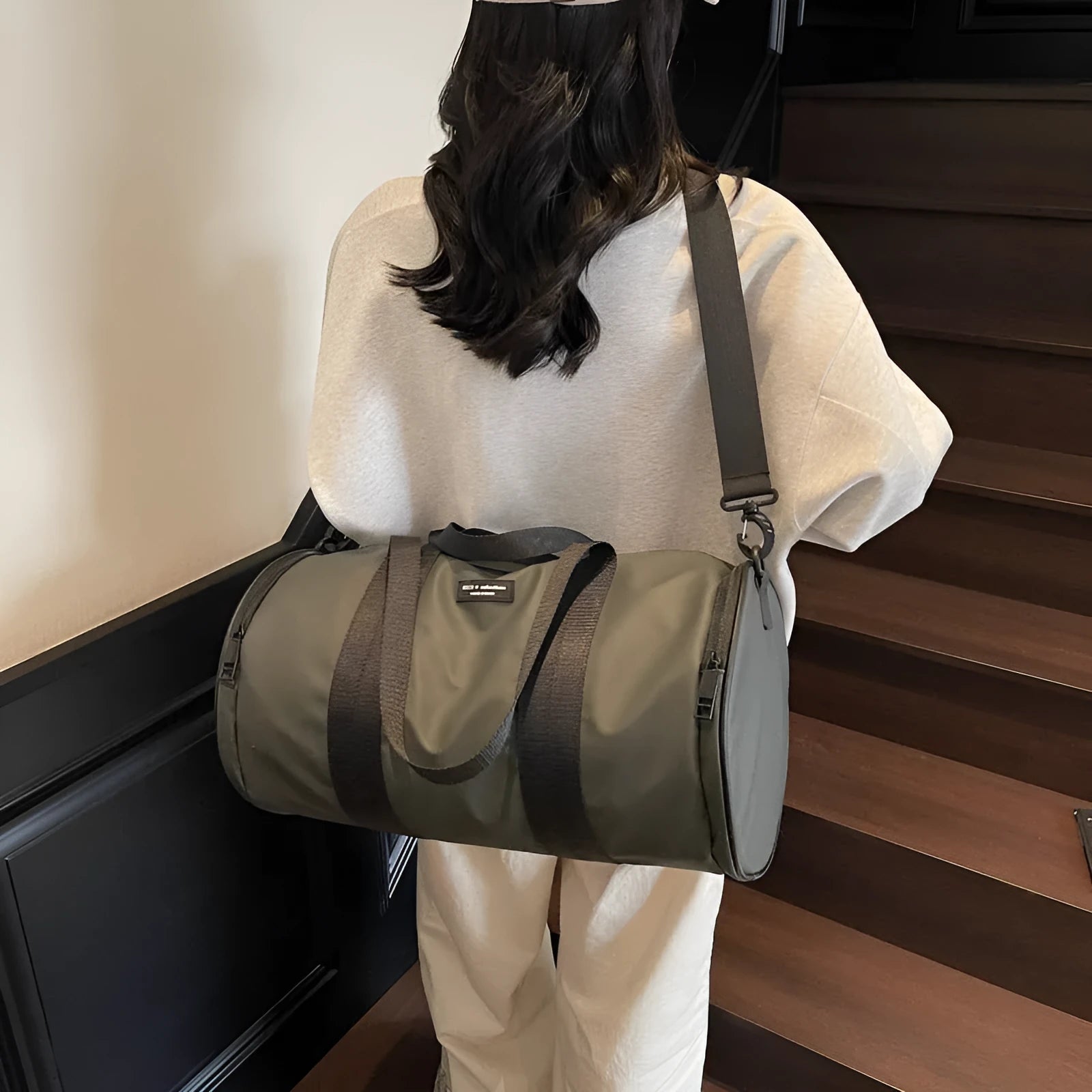 Black waterproof Oxford cloth sports handbag for men and women, suitable for leisure travel.