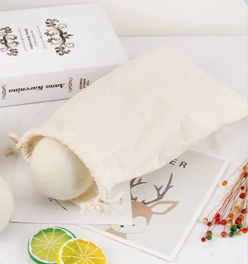 Wool drying balls in various sizes from 2cm to 5cm with cotton storage bag