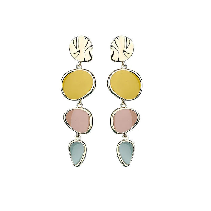 A pair of simple vintage alloy disc earrings with a Morandi three-colour oil drip finish.