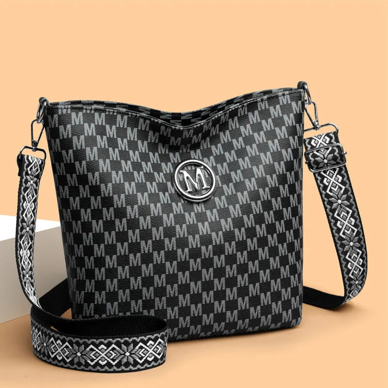 PU leather dumpling-shaped shoulder bag in black colour with zipper compartment interior