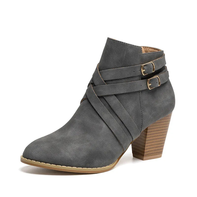 Grey ankle boot with a side zipper, 7cm rubber heel, and decorative buckle, shown on a plus-size mannequin foot.