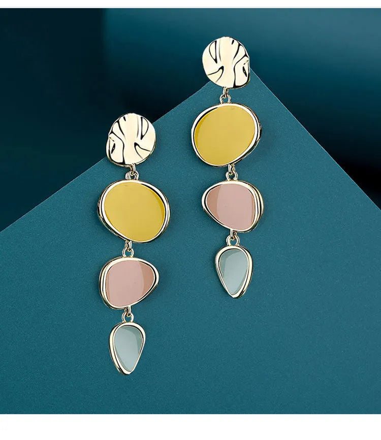 A pair of simple vintage alloy disc earrings with a Morandi three-colour oil drip finish.