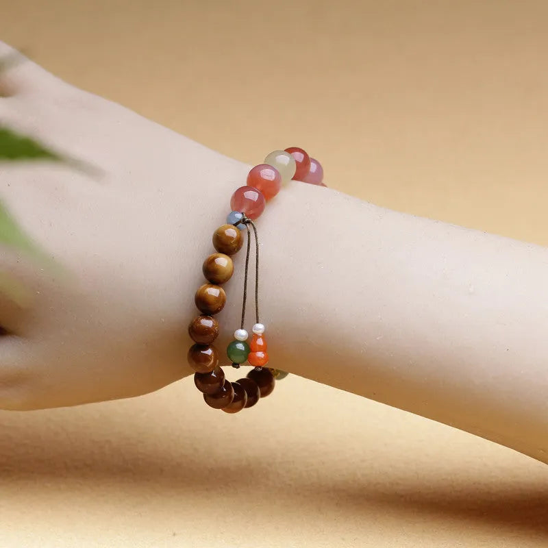 Women's agate bracelet with 8mm diamond-shaped beads and persimmon decorative element