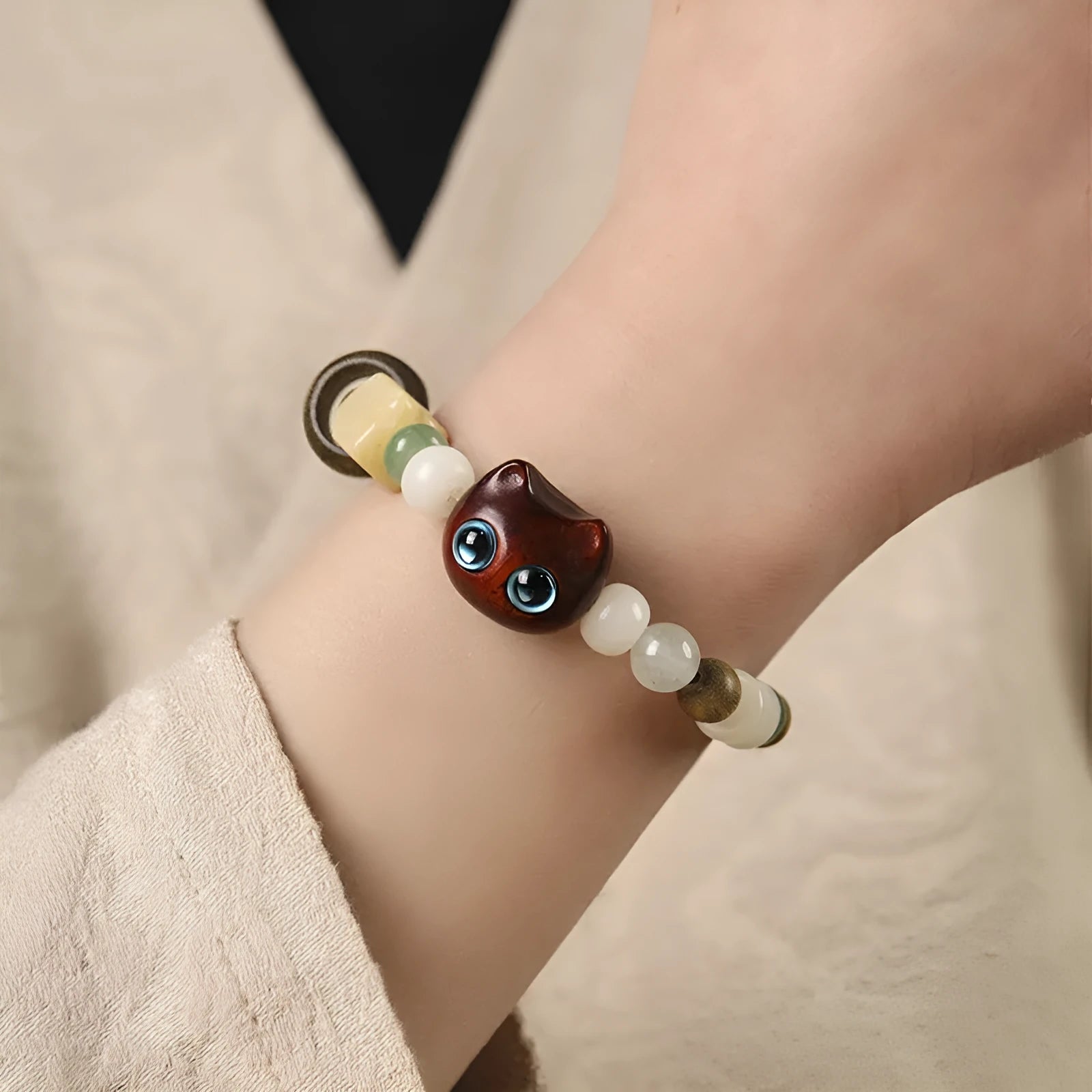 Hand-woven bracelet with sugar cat's paw design combining bodhi seed, jade and ebony wood