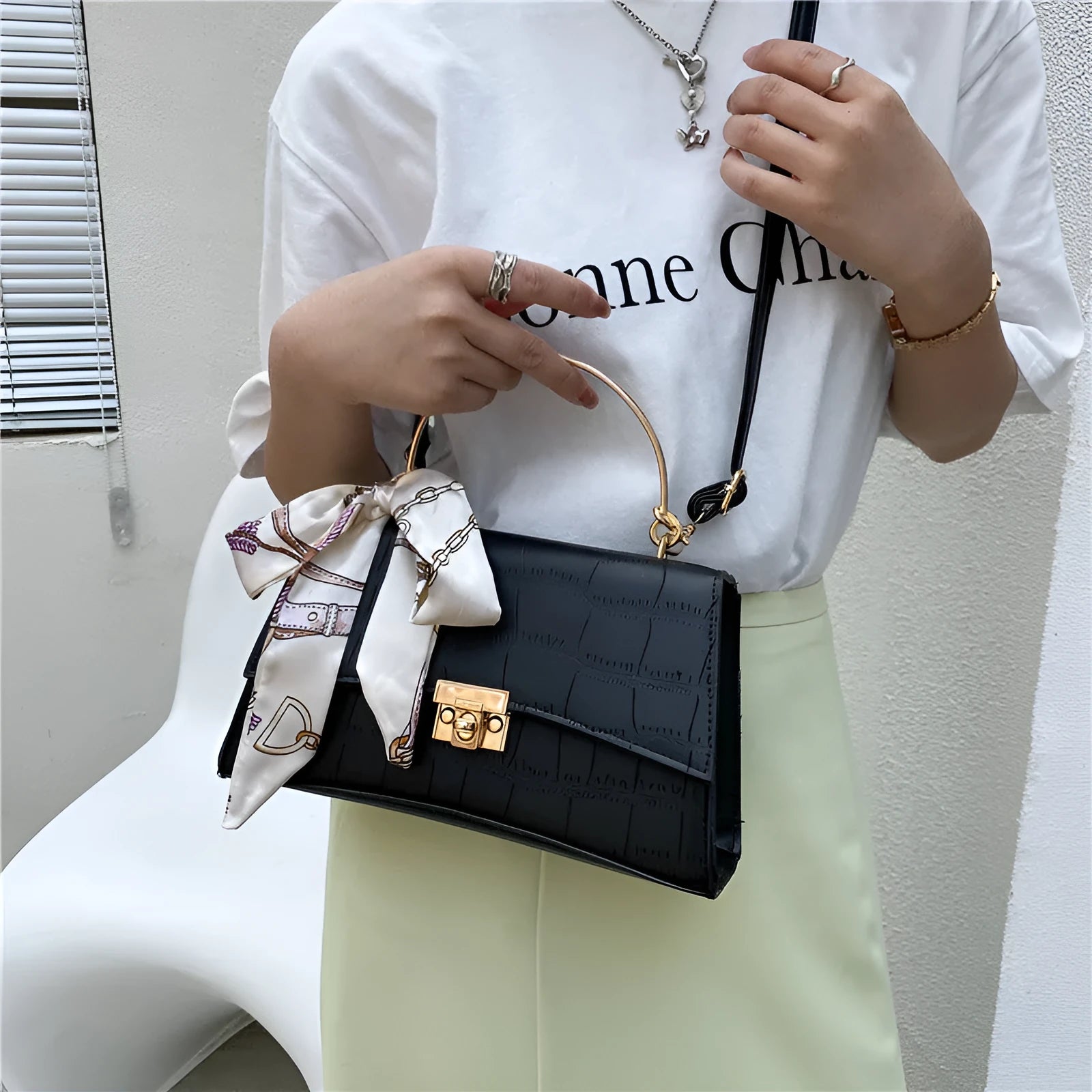 PU leather crossbody bag in solid colour with crocodile pattern and sewing line, 25x15x9.5cm size, white background