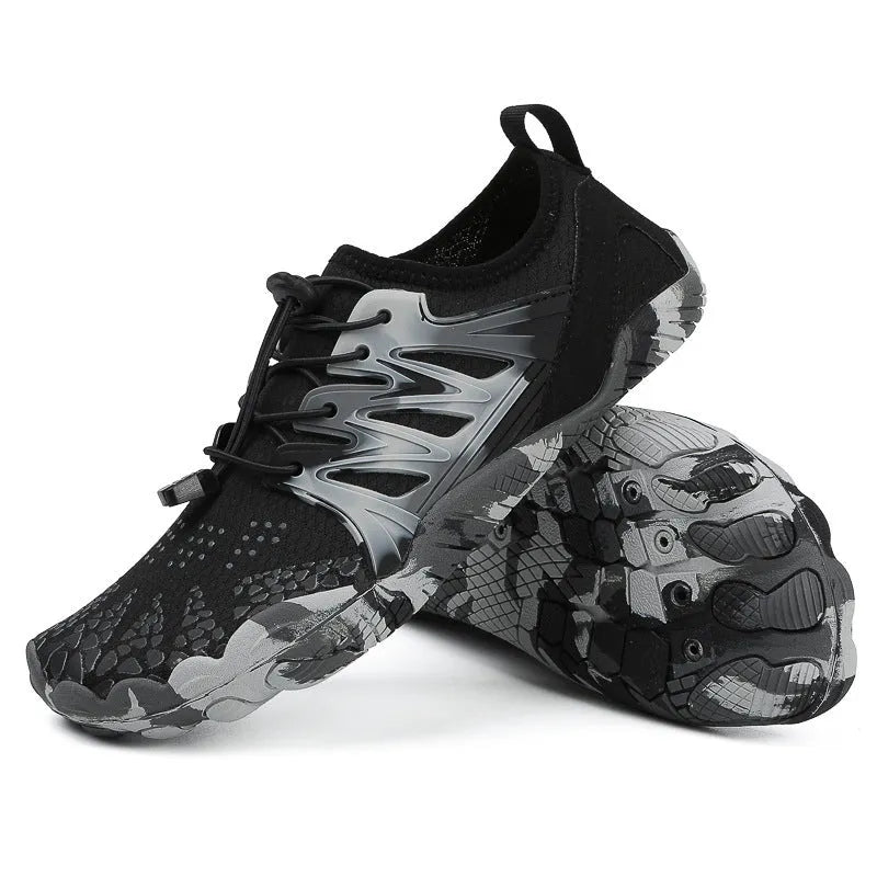 Quick-drying lace-up beach shoes in mesh with a coloured rubber sole.