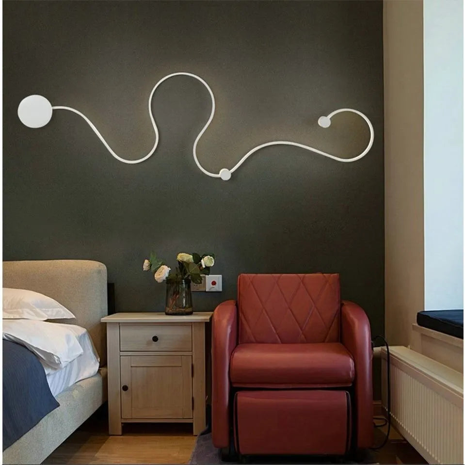 Modern aluminium LED wall lamp in black finish with adjustable dimming and colour temperature options