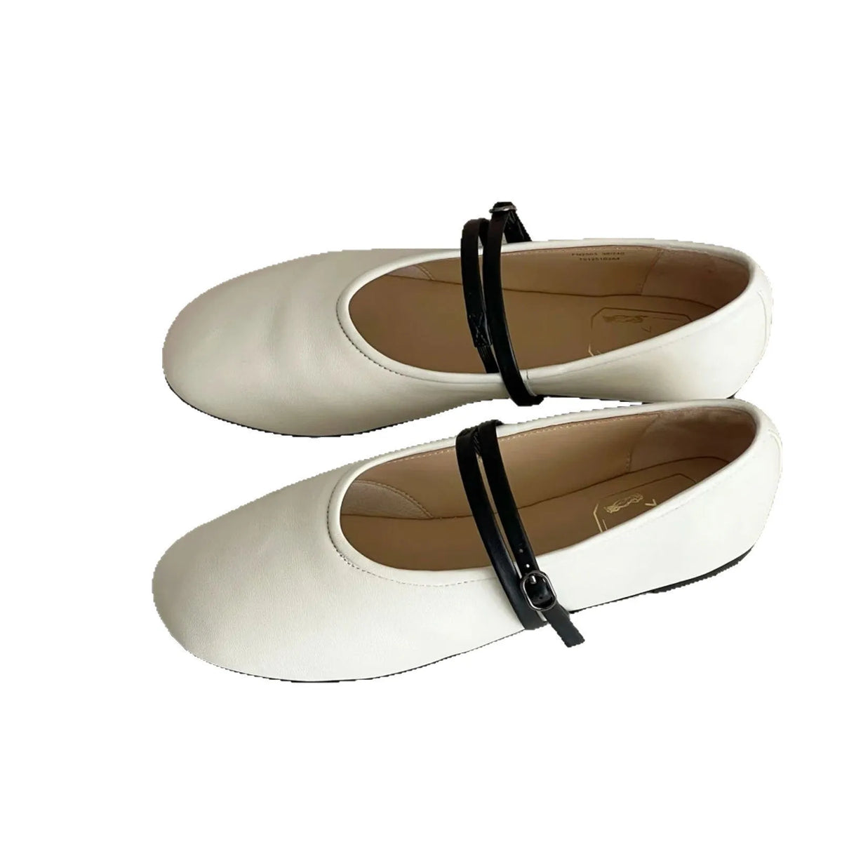 Mary Jane shoes with round toe and buckle, low heel under 3cm, sheepskin upper, white or black, sizes 35-40.