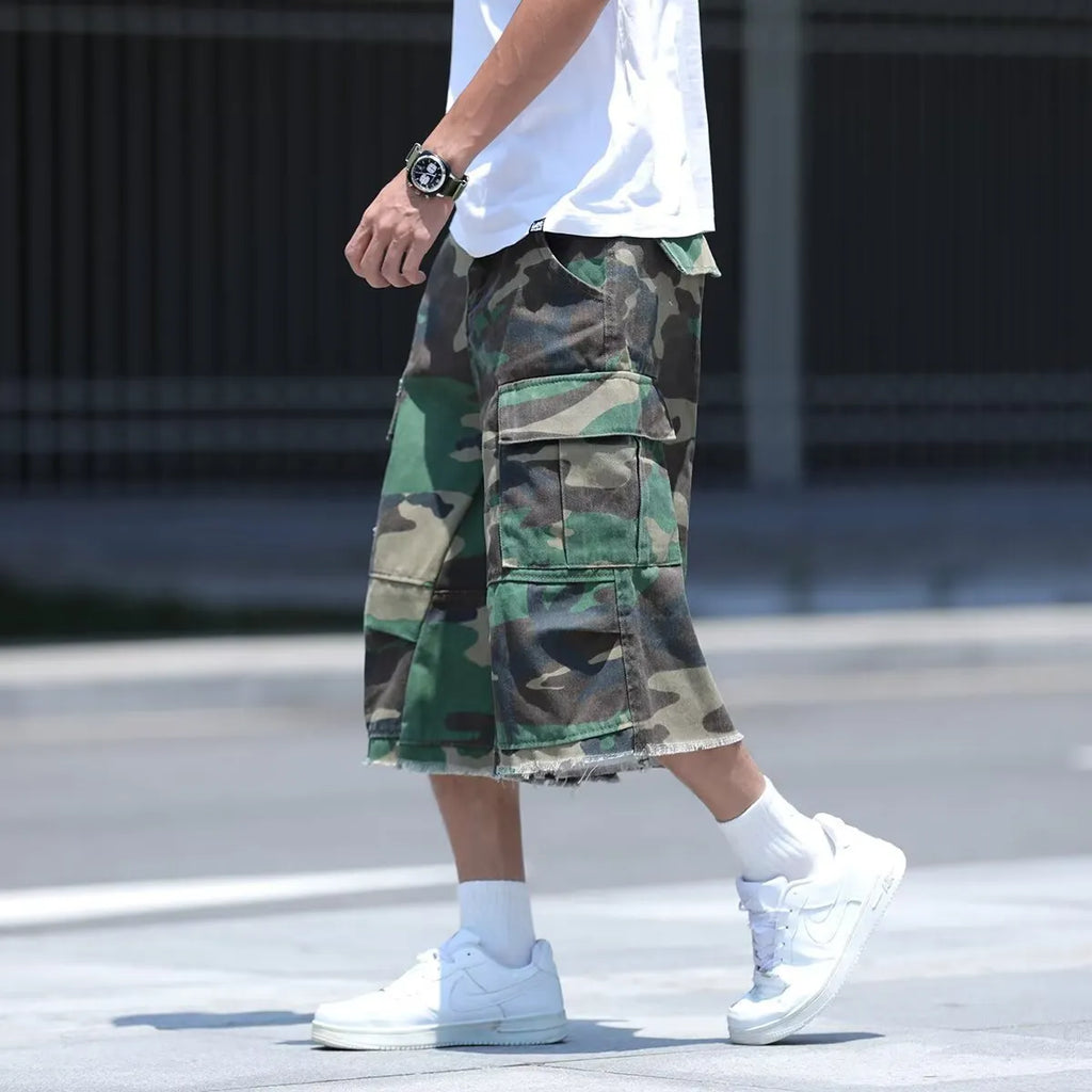 American retro style camouflage shorts in loose fit with cropped pants length