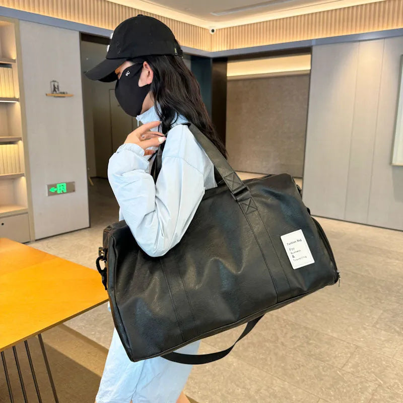 Black dry wet separation fitness shoulder messenger bag showing separate compartments