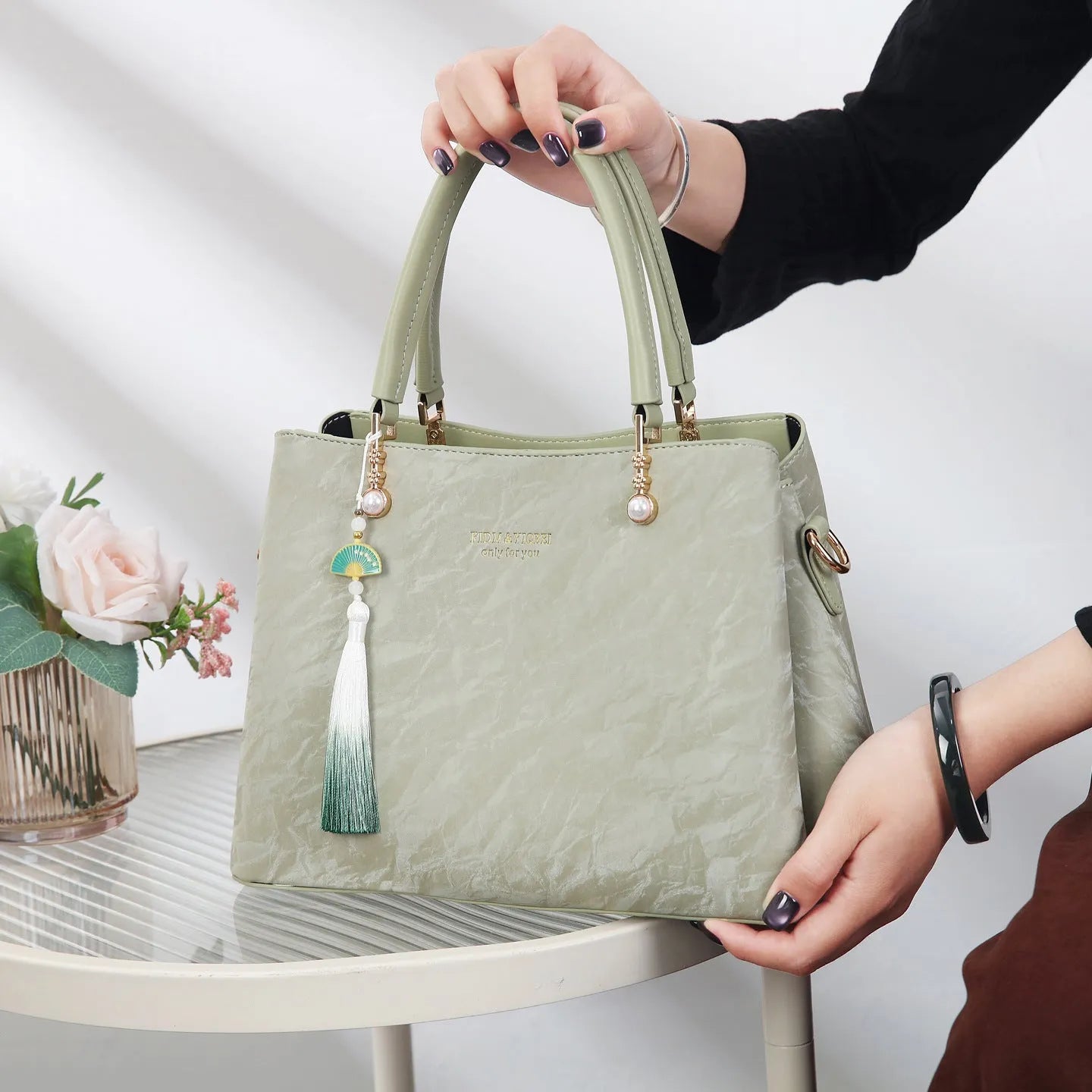 Women's large capacity PU leather handbag in horizontal square shape with outer slit pocket