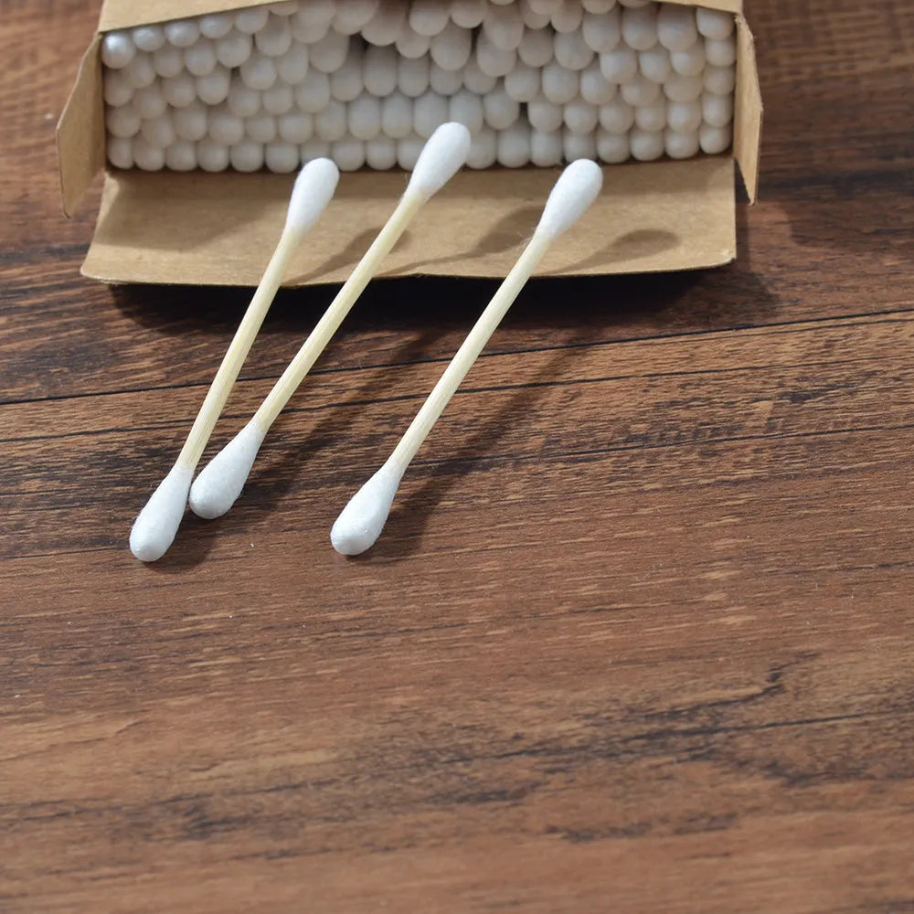 Box of 100 double-ended white cotton swabs for cleaning and beauty use