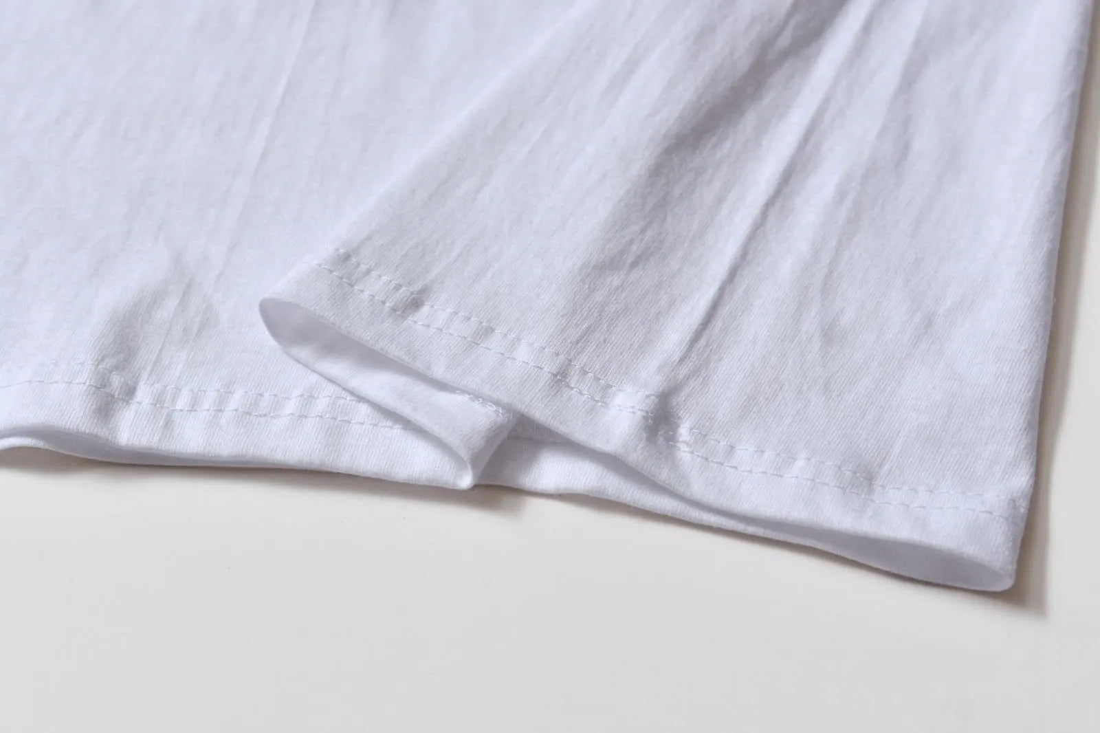 White cotton t-shirt overalls with round neck and short sleeves for teenage summer wear