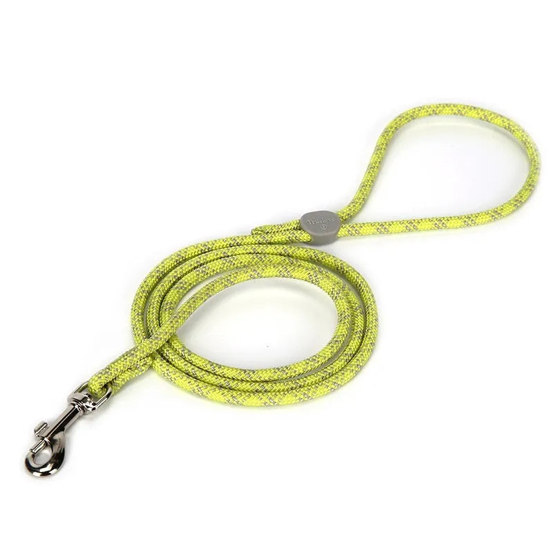 Adjustable sliding pet leash in nylon with zinc alloy hooks and plastic buckle in multiple colours and two sizes S and M.