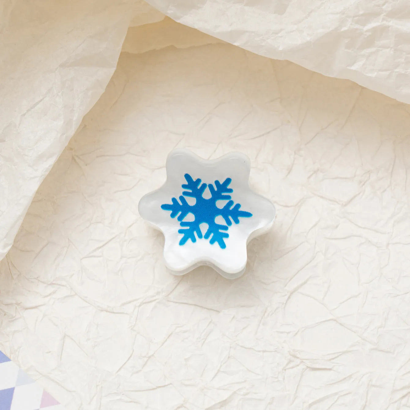 Oil-finished acrylic Christmas series small jaw clip barrette with snowflake design on white background