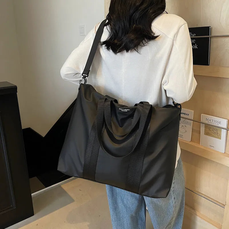 Lightweight Oxford cloth tote travel storage bag in solid colour with 20-35L capacity.