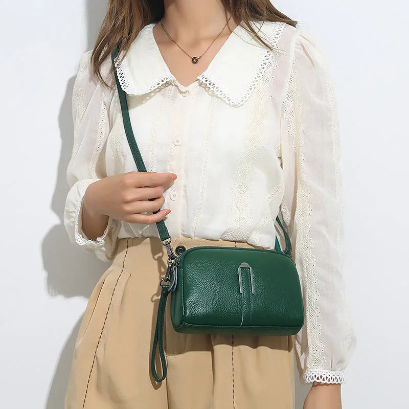 Women's genuine leather shoulder bag in horizontal square shape measuring 19x13x6 cm