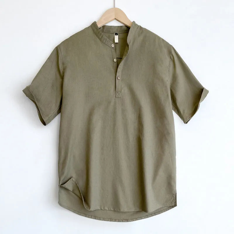 Men's solid colour short sleeve T-shirt in a thin cotton and linen fabric for summer.