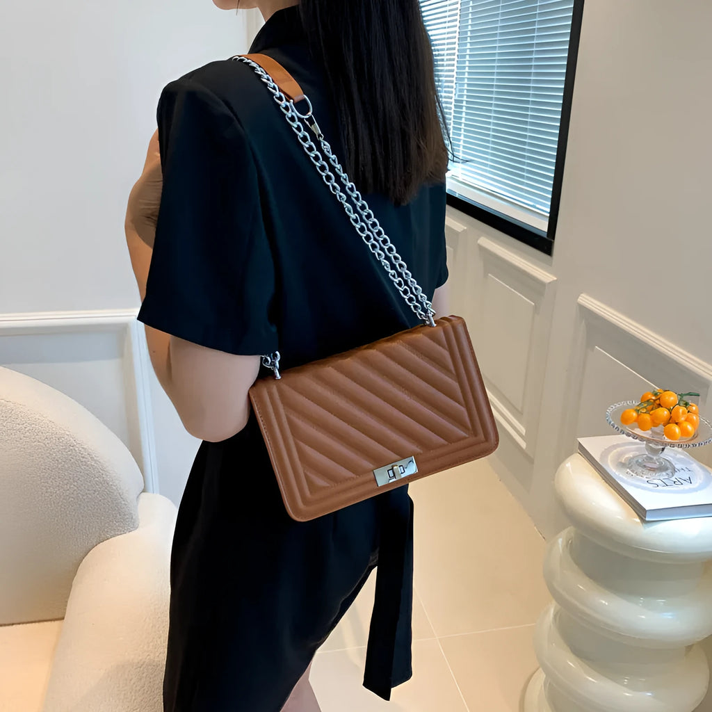 Chain trend small square shoulder bag in black with stitching details and chain strap, PU material, inner phone pocket
