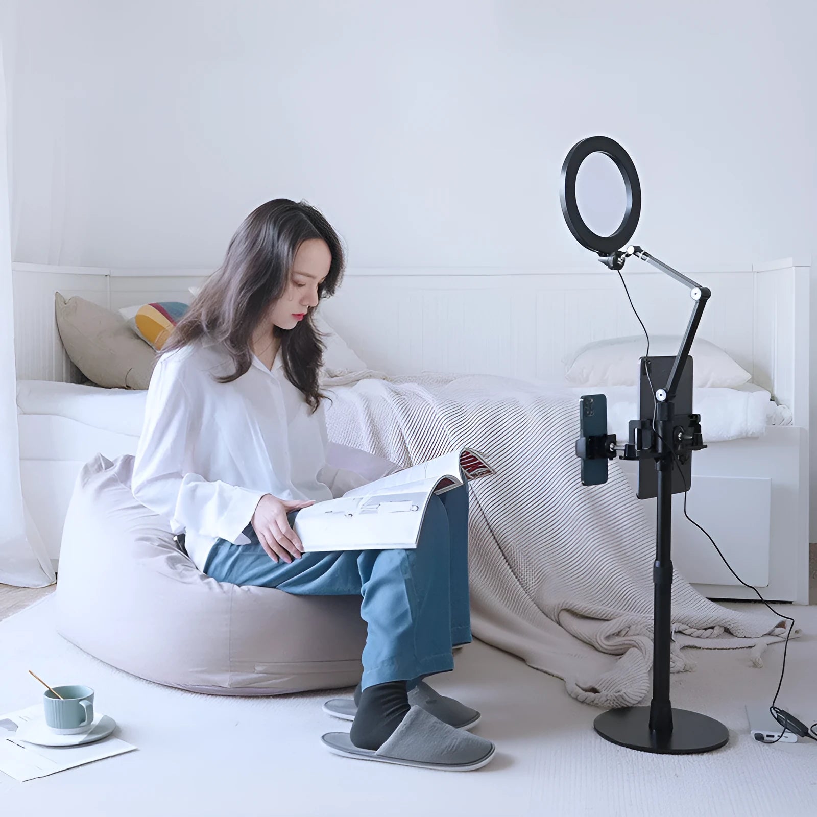 Black aluminium mobile phone tablet stand with fill light for floor-standing live broadcasts
