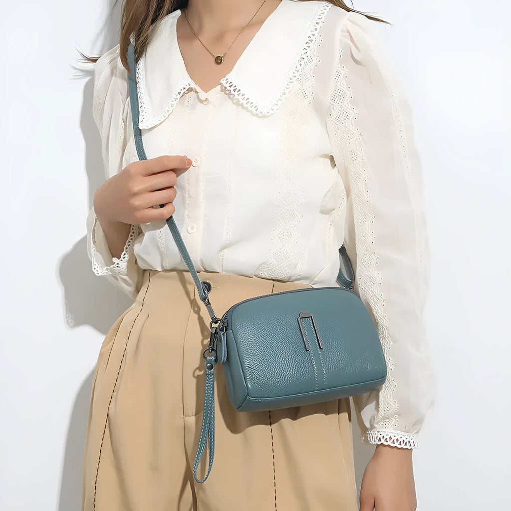 Women's genuine leather shoulder bag in horizontal square shape measuring 19x13x6 cm