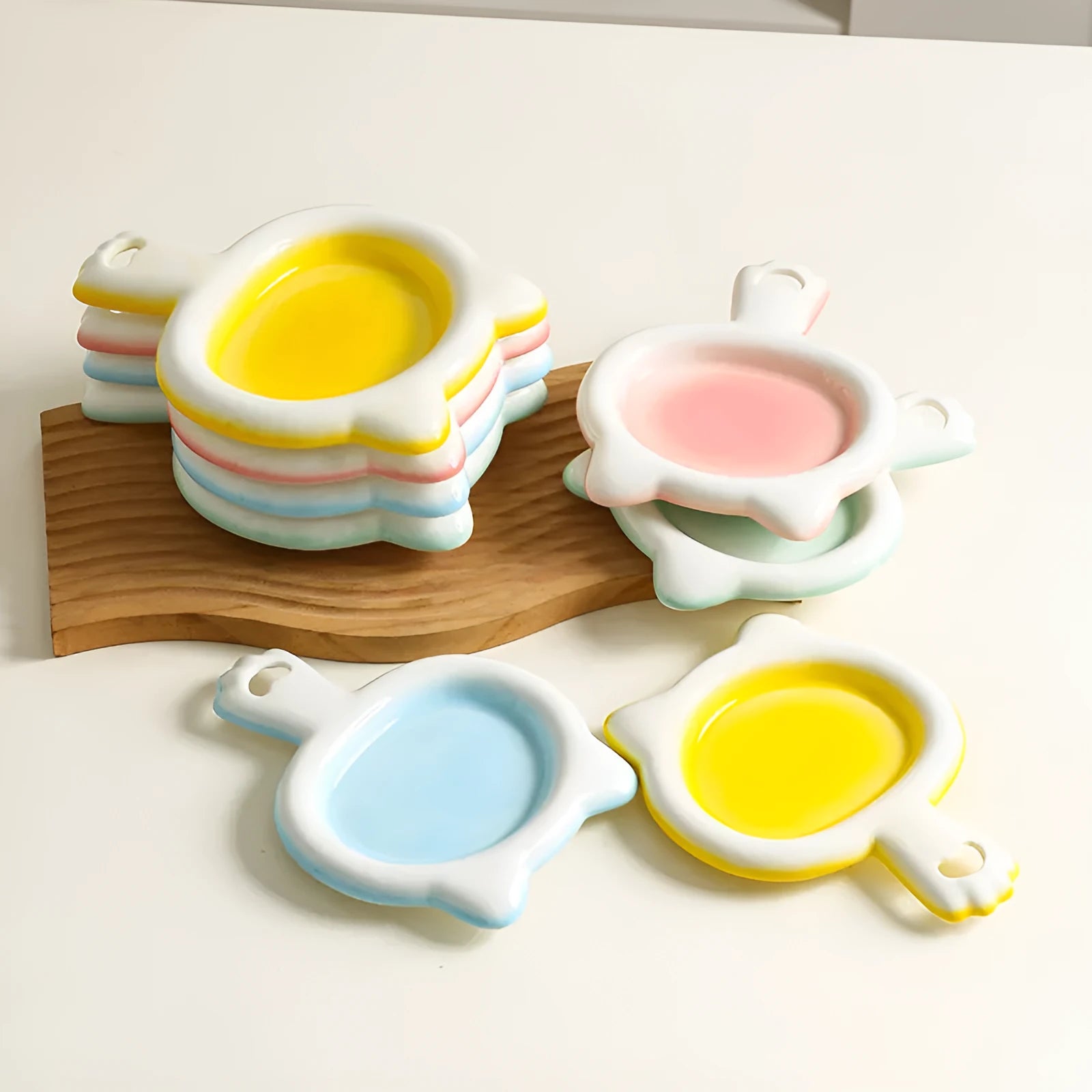 Ceramic cat bowl with shallow mouth design in selected colour