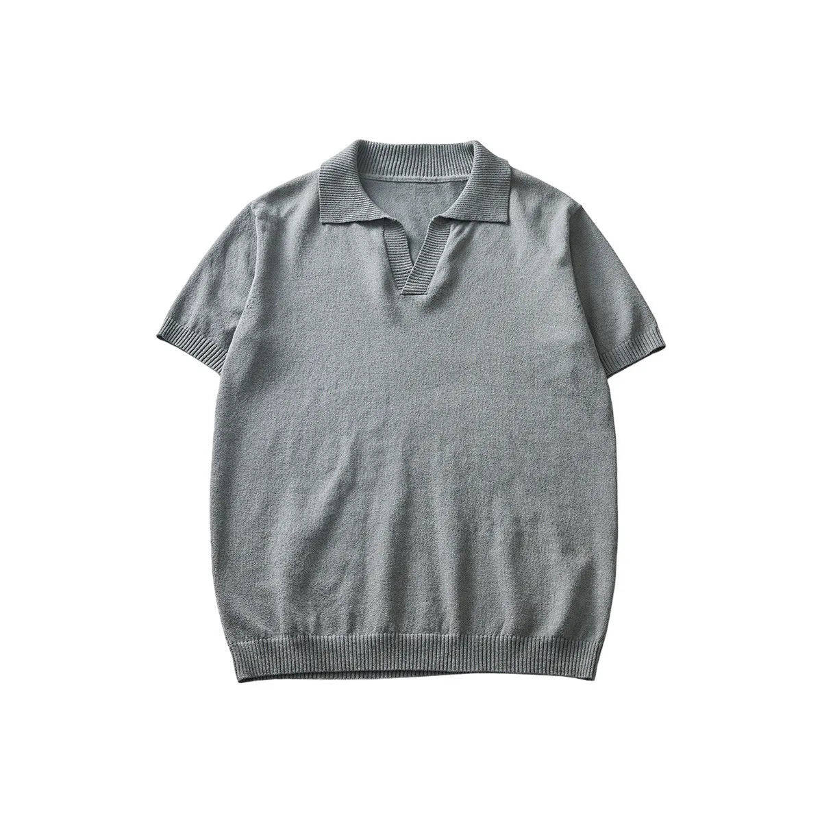 Short-sleeved polo collar casual T-shirt in a solid colour on a hanger