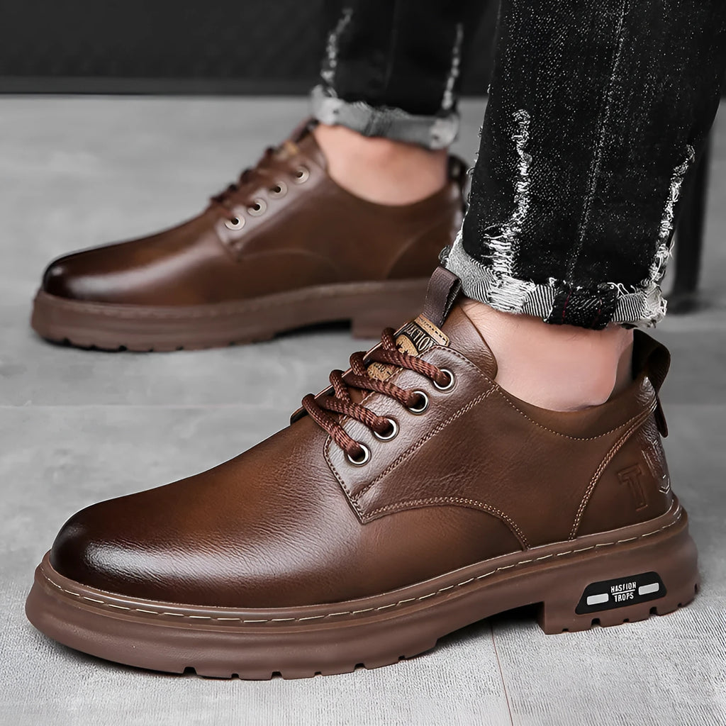 Men's black retro casual leather shoes with artificial PU upper and round toe on a neutral background.
