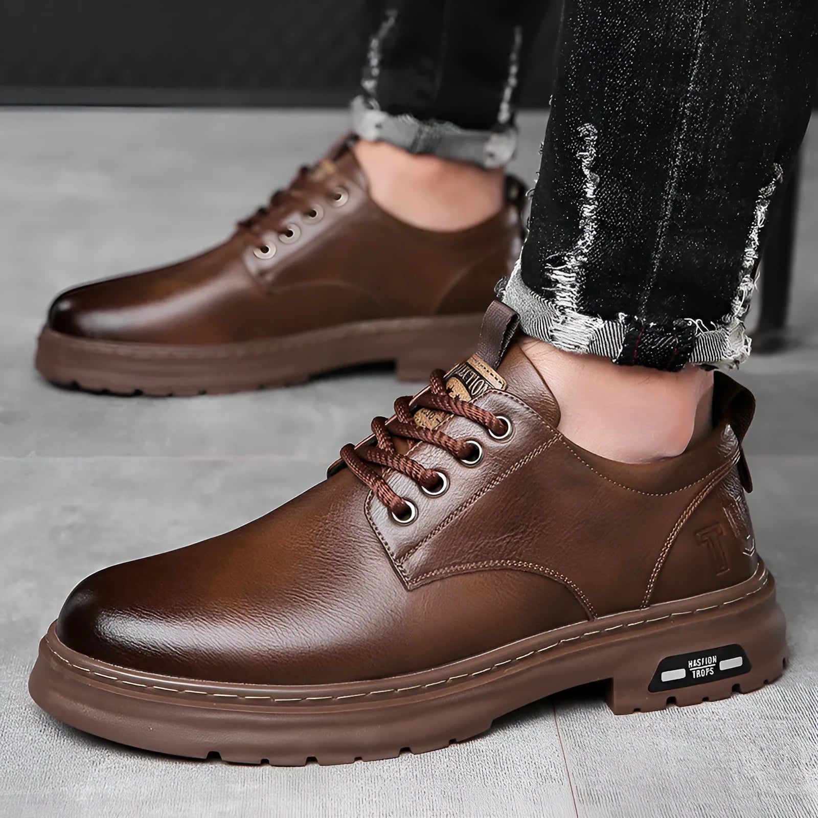 Men's black retro casual leather shoes with artificial PU upper and round toe on a neutral background.
