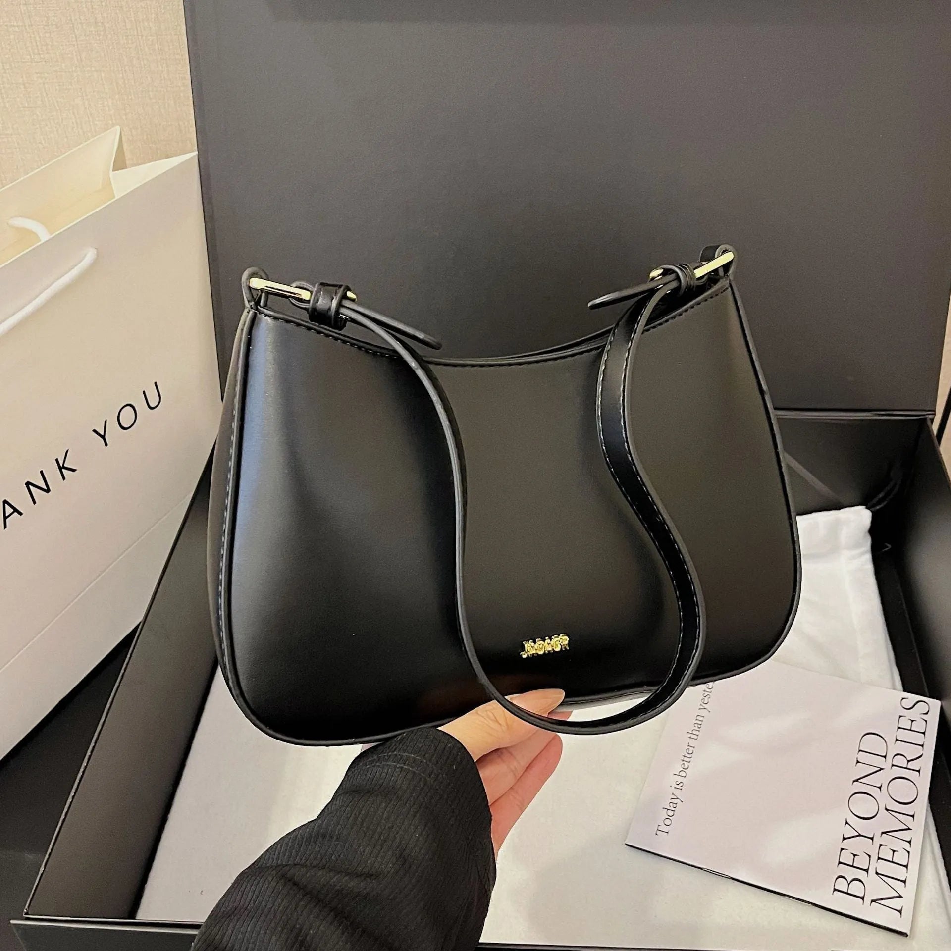 Retro women's cross-body underarm bag in PU leather, horizontal square shape, 25cm width, five colour options: black, caramel, khaki, white, wine red