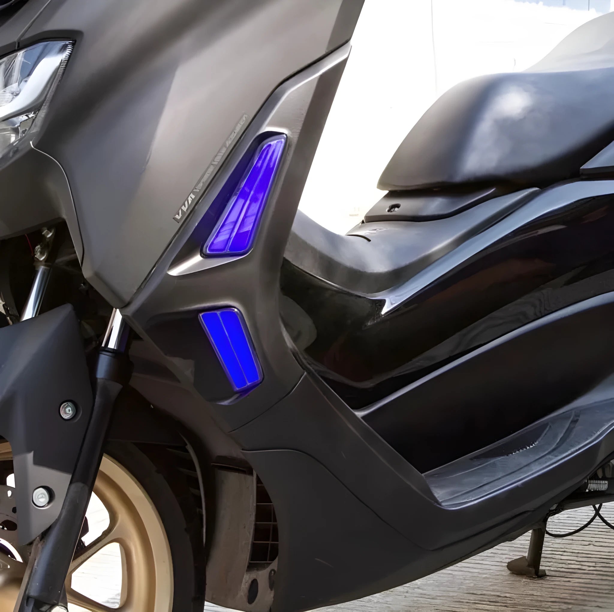 LED turn signal light kit for Yamaha NMAX155 scooter in blue yellow colour.