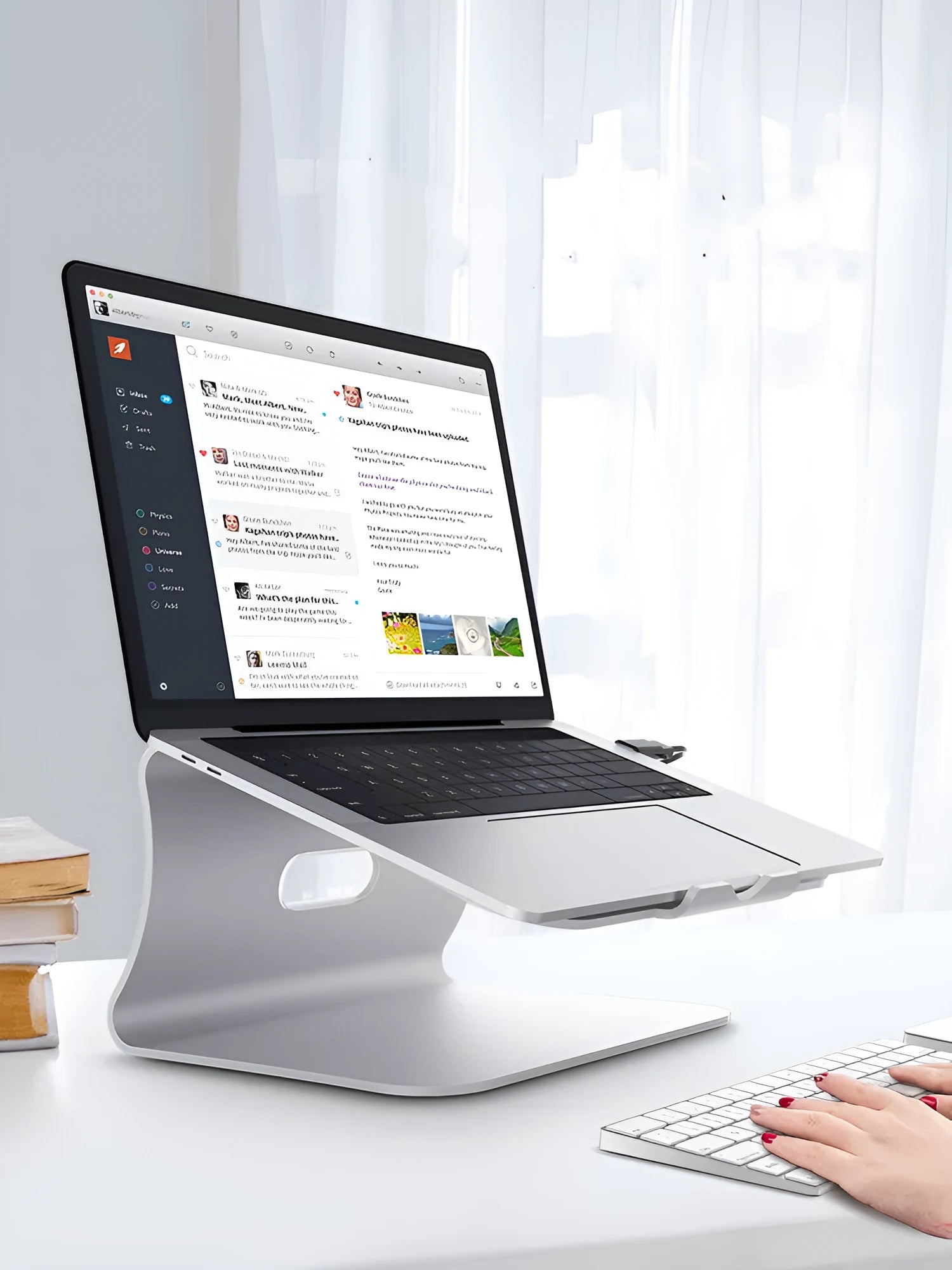 Aluminium alloy rotary cooling bracket for notebooks in silver or grey.