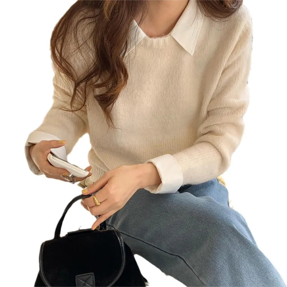 Women's loose fit knitwear top with contrast colour lapels, long sleeves, in solid colour polyester jersey.