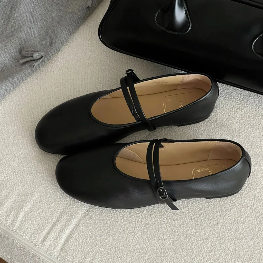 Mary Jane shoes with round toe and buckle, low heel under 3cm, sheepskin upper, white or black, sizes 35-40.