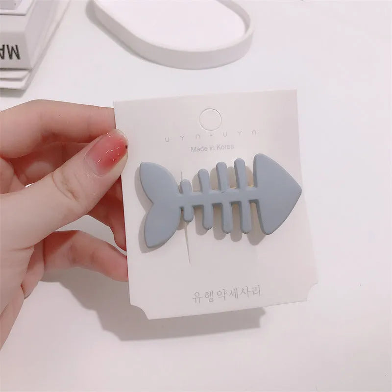 Minimalist fishbone design duckbill clip barrette for side bangs in neutral colours