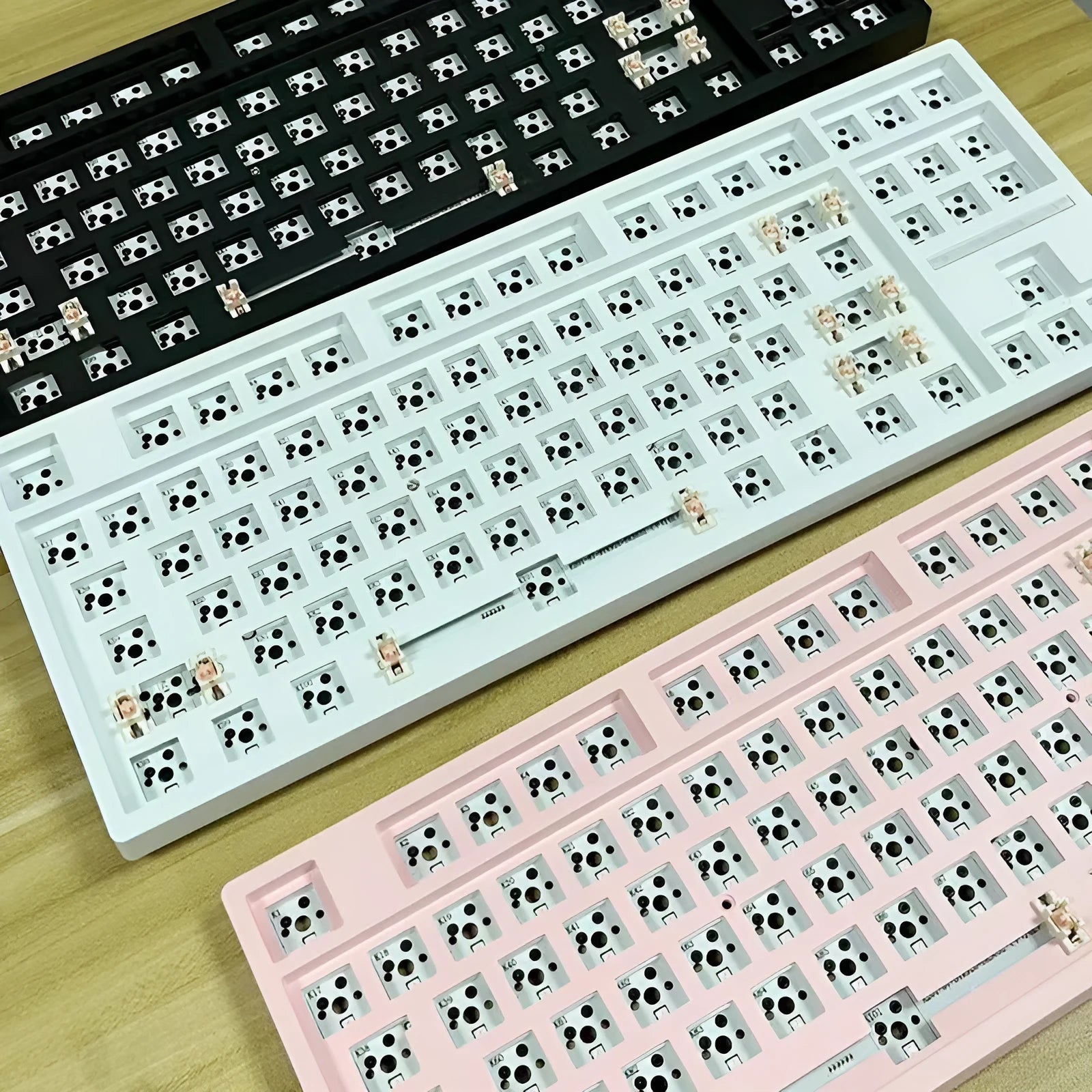 DIY hot-swappable mechanical keyboard kit with plastic case in multiple colour options