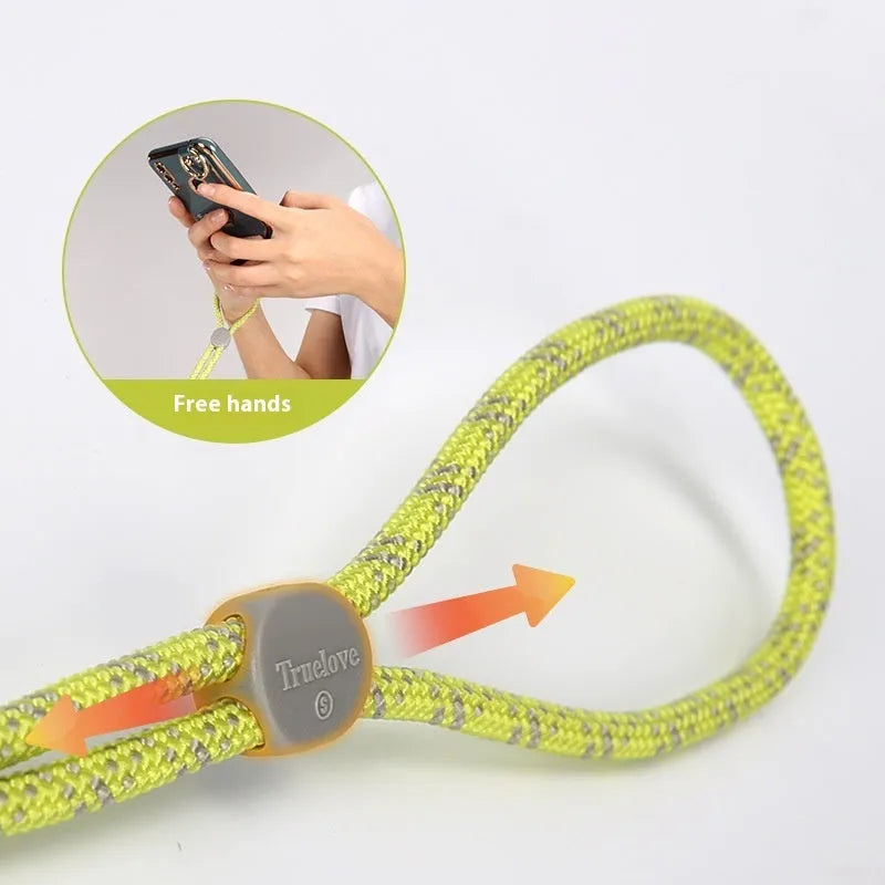 Adjustable sliding pet leash in nylon with zinc alloy hooks and plastic buckle in multiple colours and two sizes S and M.