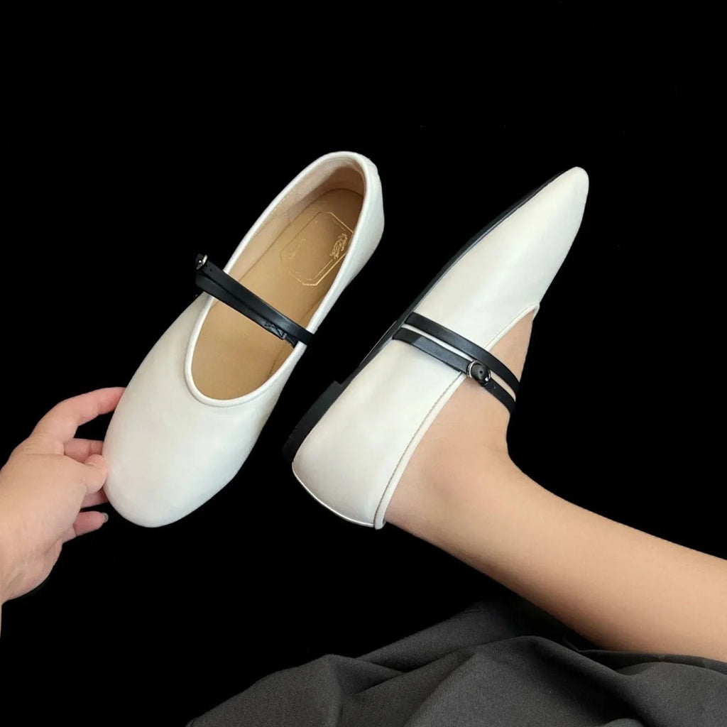 Mary Jane shoes with round toe and buckle, low heel under 3cm, sheepskin upper, white or black, sizes 35-40.