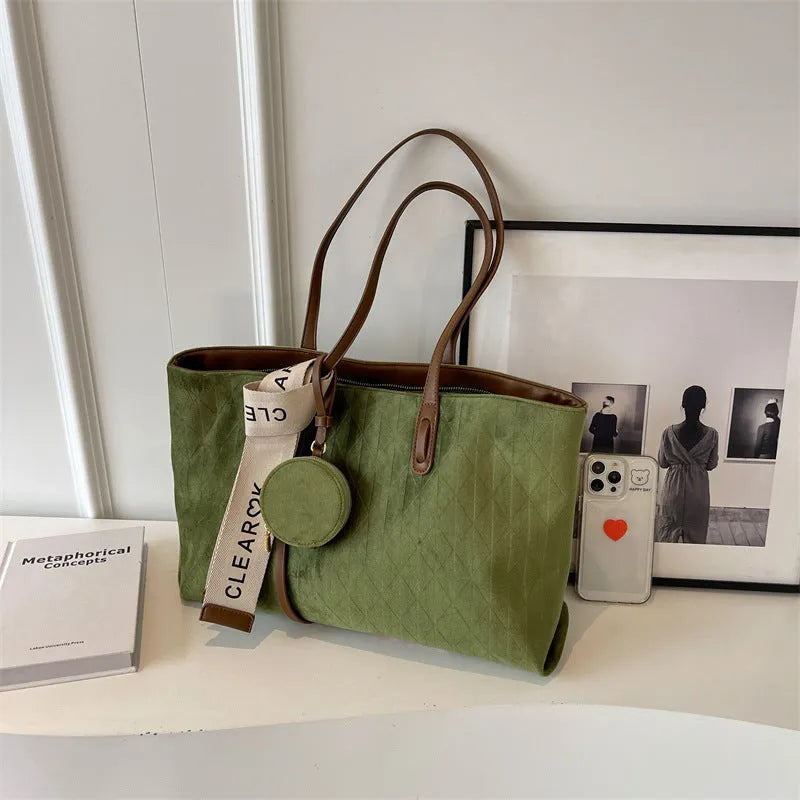 Large casual women's tote shoulder bag in polyester with internal zipper compartment and sandwich pocket