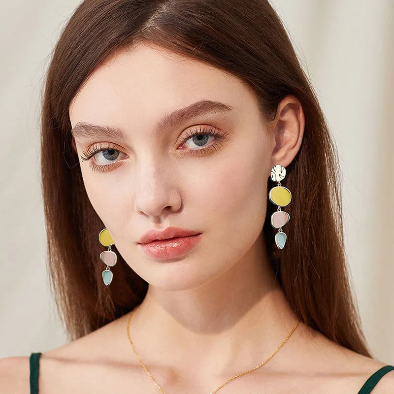 A pair of simple vintage alloy disc earrings with a Morandi three-colour oil drip finish.