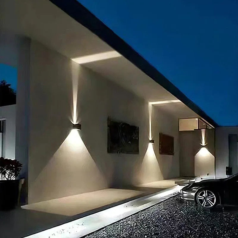 Black outdoor waterproof wall lamp with aluminium body and warm 6W LED light